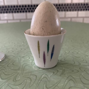 Single vintage egg cup, bucket style, MCM feather graphic, farmhouse kitchen, soft boiled eggs, brunch