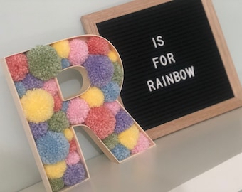 Letras del alfabeto rellenas de pompones de madera: ideales para la decoración de dormitorios infantiles o guarderías