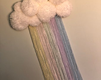 Nube de arcoíris con pompones en colores pastel: ideal para guarderías, baby showers y decoración de paredes