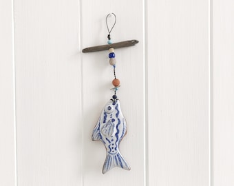 Handgefertigter Keramik Fisch Wandornament mit Treibholz: blau-weiße Keramik; Maritime Dekoration für Strandhütte oder Küstenhaus
