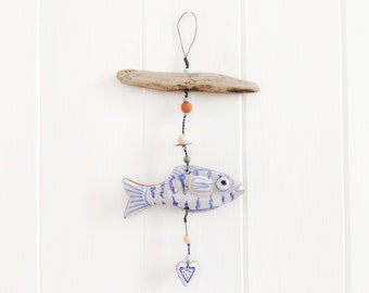 Treibholz und Keramikfische mit Herz Wanddekoration; küstenblau-weiße Keramik mit Maritimem Charme; rustikales und schrulliges Geschenk