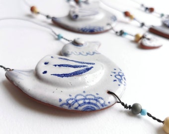 Handgemachte Henne und Herz; blau-weiße Keramik; süßer Vogel aus Keramik; rustikale Wanddekoration; Henne Geschenk; Einweihungsparty; perfektes Geschenk für Freund