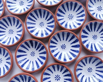 Kleine Keramikschale. Perfekt für Ringe und Schmuckstücke oder als Salz- und Pfefferschalen. Handarbeit in Terrakotta mit blauer und weißer Majolika Glasur.
