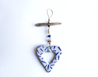Herzverzierung; blau-weiße Keramik; Treibholz; zeitgenössisch; Küsten; Keramik; hängendes Herz; Geschenk am Meer; maritimes Dekor
