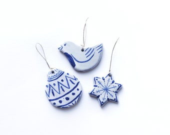 Blau-weißer Weihnachtsschmuck; handgefertigt; Keramik; 3er Set - Rotkehlchen, Stern und Kugel; Geschenkanhänger; Umarmung; Küsten Dekor