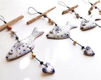 Treibholz und Keramikfische mit Herzdekor; Küsten geschenk; Blaue und weiße Keramik am Meer; maritimer Stil; rustikales und schrulliges Geschenk