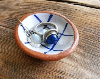 Mini-Keramikschale; Ringschale; salz oder Pfeffer; blau-weiße Keramik; kleines handgemachtes Geschenk; Wackeliger Topf; zeitgenössisch; Bauernhausstil; rustikal