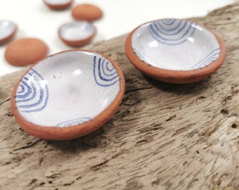 Mini-Terrakotta-Schale; Ringschale; salz oder Pfeffer; blau-weiße Keramik; Keramik; handgemachtes Geschenk; Wackeliger Topf; Bauernhausstil; rustikal