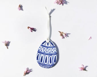 Blau und weiß handbemalt, Keramik Frühlings- und Osterdekorationen. Trachtenstil, handgemachte Eierdekoration - groß
