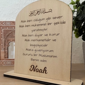 Ahşap tabela, İslam&#39;a uygun olarak özelleştirilmiş, Türkçe hediyedir. Müslüman çocuklar için Allah beni seviyor, olumlu bir teyit