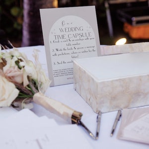 Wedding Time Capsule Modern Arch Collection Signo, Tarjetas de consejos, Sobres. Estampado personalizable, azul, gris, rosa, rojo