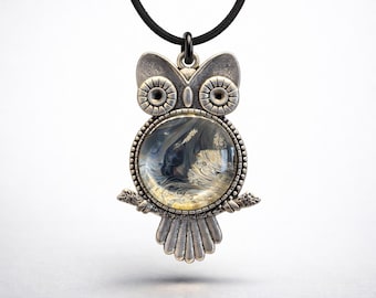Collar con colgante de búho, joyería única hecha a mano con cabujón, collar con técnica de vertido de pintura, regalo, cordón ajustable (Reino Unido)