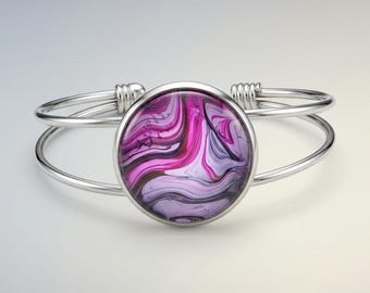 Brazalete abierto en tono plateado con cabujón de remolino abstracto de mármol rosa, brazalete ajustable