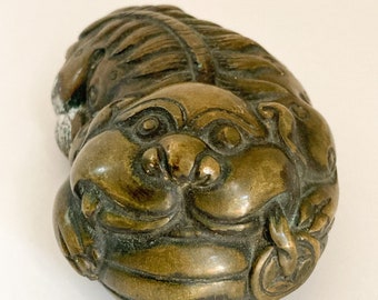 Rara figura antigua de latón de perro Foo: peso de pergamino asiático, decoración del siglo XIX