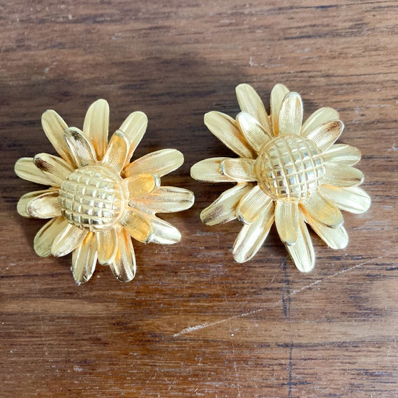 Gold Tone Daisy Clip Earrings, Vintage Flower Ear… - image 3