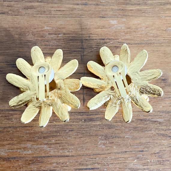 Gold Tone Daisy Clip Earrings, Vintage Flower Ear… - image 6