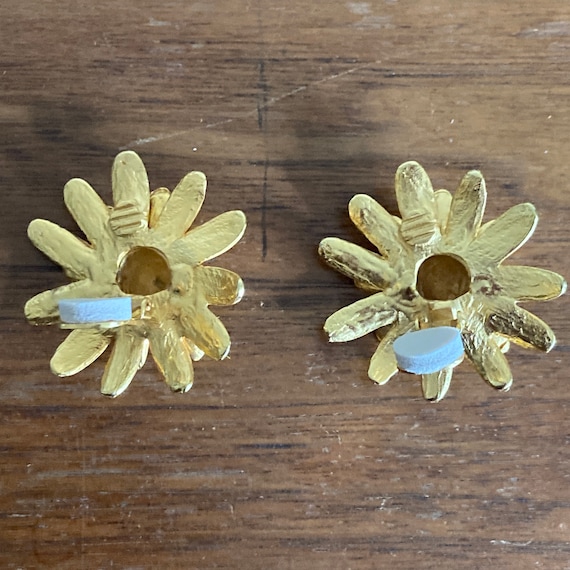 Gold Tone Daisy Clip Earrings, Vintage Flower Ear… - image 7