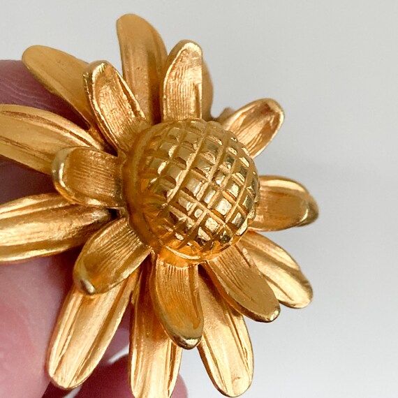 Gold Tone Daisy Clip Earrings, Vintage Flower Ear… - image 4