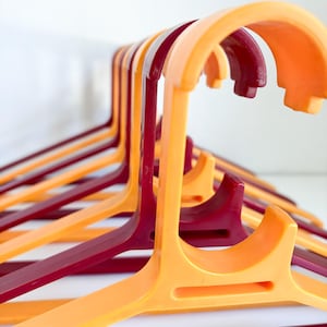 1970&#39;s Plastic Hangers Set of 8, Vintage Burgundy and Sunflower Colored Plastic Hangers, Space Age Style Plastic Clothing Hangers