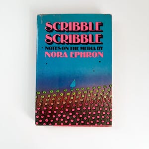 Scribble Scribble Notes on Media autorstwa Nory Ephron, pierwsze wydanie z 1978 r. Książka, zabytkowa książka esejów Nory Ephron, amerykańska autorka lat 70.
