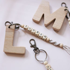 Llavero de dama de honor personalizado con cuentas de letras de madera - Inicial mayúscula grande opcional