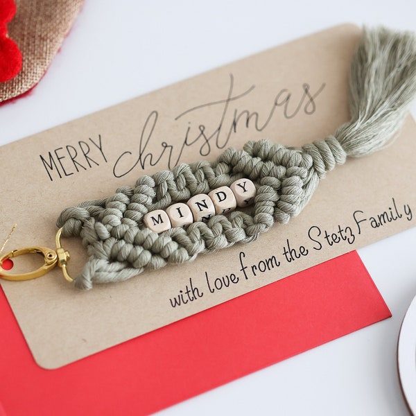 Porte-clés personnalisé en macramé de Noël avec perles de lettres en bois - Cadeau de vacances festif - Respectueux de l’environnement - Cadeaux pour hommes et femmes