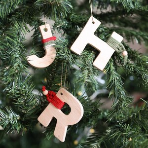 Adorno familiar personalizado 2023, adorno navideño con letra inicial de madera personalizado, regalo de adorno personalizado para Navidad