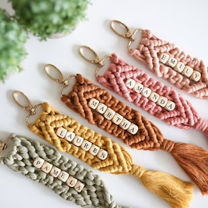 Hochzeitsgeschenke für Brautjungfern, Brautjungfern Geschenk, Junggesellinnengeschenke, Brautjungfer Box Idee, Makramee Name Schlüsselanhänger, Boho Hochzeit