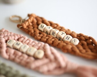 Llavero personalizado de nombre personalizado / Accesorios de Macrame para niñas / Regalo de dama de honor