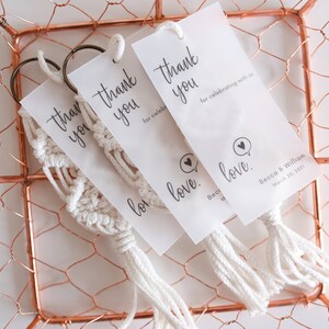 Makraményckelringar i grossistledet / Makramépresenter för möhippa / Makraményckelring för bohemiska babyshowerpresenter / Presentetiketter i vellum bild 3