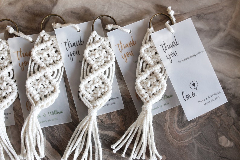 Makraményckelringar i grossistledet / Makramépresenter för möhippa / Makraményckelring för bohemiska babyshowerpresenter / Presentetiketter i vellum bild 1