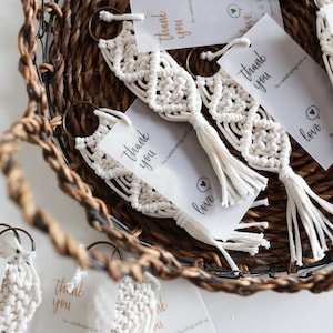 Makraményckelringar i grossistledet / Makramépresenter för möhippa / Makraményckelring för bohemiska babyshowerpresenter / Presentetiketter i vellum bild 4