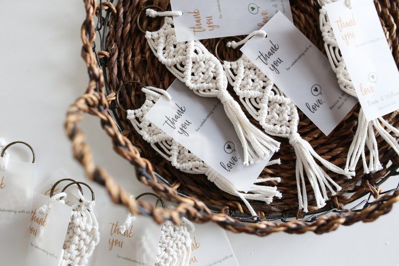 Makraményckelringar i grossistledet / Makramépresenter för möhippa / Makraményckelring för bohemiska babyshowerpresenter / Presentetiketter i vellum bild 4