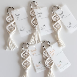 Makraményckelringar i grossistledet / Makramépresenter för möhippa / Makraményckelring för bohemiska babyshowerpresenter / Presentetiketter i vellum bild 6