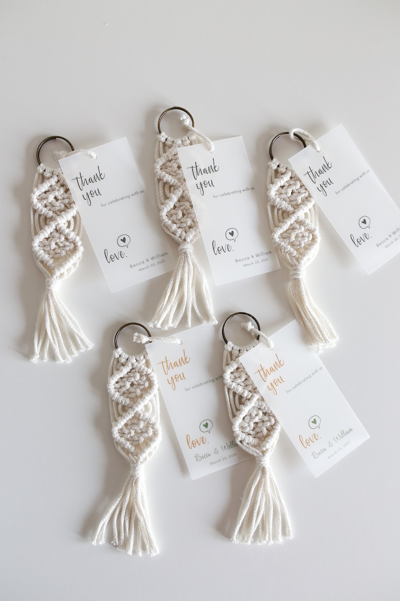 Makraményckelringar i grossistledet / Makramépresenter för möhippa / Makraményckelring för bohemiska babyshowerpresenter / Presentetiketter i vellum bild 6