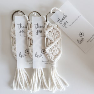 Makraményckelringar i grossistledet / Makramépresenter för möhippa / Makraményckelring för bohemiska babyshowerpresenter / Presentetiketter i vellum bild 5
