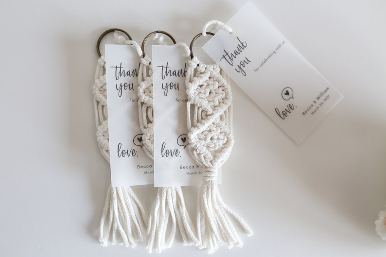Makraményckelringar i grossistledet / Makramépresenter för möhippa / Makraményckelring för bohemiska babyshowerpresenter / Presentetiketter i vellum bild 5
