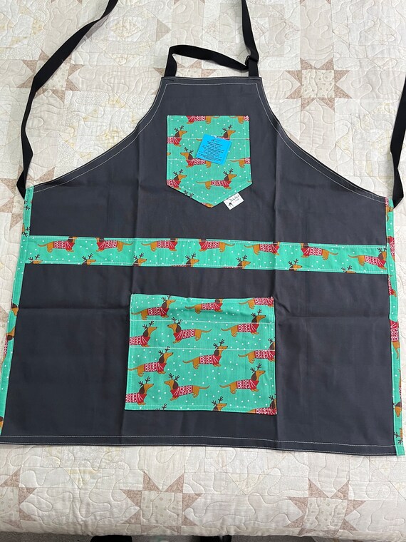 Christmas apron, cotton drill apron with Christmas daschounds and pockets, handmade Christmas apron with adjustable neck strap, unisex apron