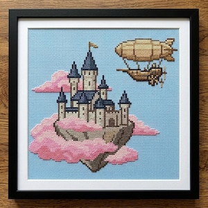 Peut inclure: Point de croix d'une scène fantastique. Un château avec des tourelles bleues et un drapeau doré est perché sur un nuage de nuages roses. Un dirigeable marron flotte dans le ciel. Le fond est bleu clair, et l'œuvre est encadrée en noir.