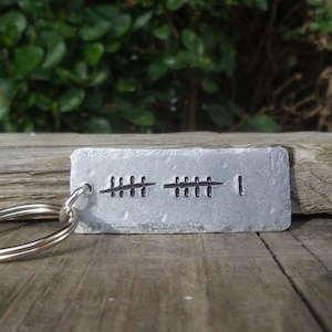 TALLY MARK 11 YEARS Schlüsselanhänger Stahl 11. Hochzeitstag Geschenke Für Männer Frauen Sie Personalisiertes Geschenk Ehemann Frau Schlüsselbund Liebespaar Geschenk