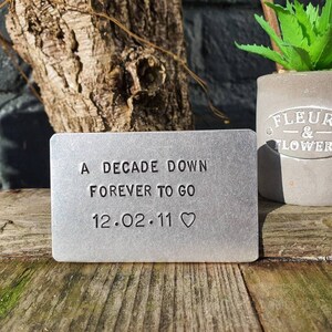 A Decade Down Forever To Go INSERTO DEL PORTAFOGLIO Regali per uomo Donna 10° anniversario di matrimonio Personalizzato Lui lei Regali in latta di alluminio 10 ANNI