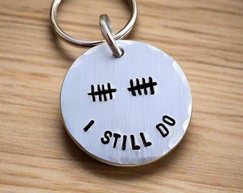 Tally Mark 10 Jahre I STILL DO Alumnium 10. Hochzeitstag Geschenke Personalisiertes Geschenk Ehemann Frau Schlüsselbund Liebe Tin Ten Handgemachter Schlüsselring