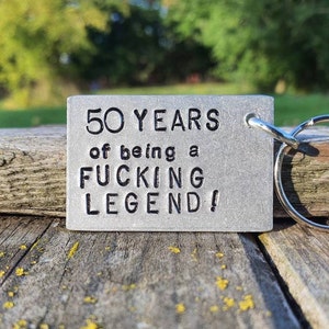 50 YEARS Of Being A FUCKING LEGENDE Grappige cadeaus voor hem Sleutelhanger Sleutelhanger Brutaal 50e verjaardag Nieuwigheid Offensief Aanwezig Bff Vrienden 40e 30e