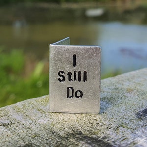 Ik doe nog steeds handgemaakte miniatuur verjaardagskaart huwelijksverjaardag kleine metalen kaart handgestempeld tin gepersonaliseerde echtgenoot vrouw aluminium