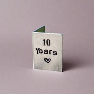 Biglietto di auguri in miniatura fatto a mano per 10 anni, 10° anniversario di matrimonio, piccolo barattolo di metallo stampato a mano, personalizzato, libro in alluminio per marito e moglie