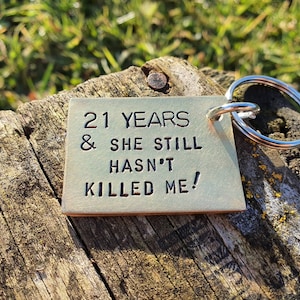 21 ANNI E NON MI HA ANCORA UCCISO 21° ANNIVERSARIO DI MATRIMONIO REGALI PER UOMO PER UOMO Portachiavi in ottone personalizzato divertente per marito