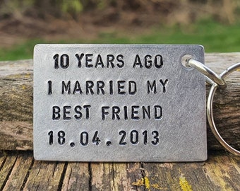 Vor 10 Jahren heiratete ich meinen besten Freund PERSONALISIERTE Geschenke zum 10. Hochzeitstag für ihn ihre Zinn-Aluminium-Frau Schlüsselbund 10 Jahre Schlüsselring