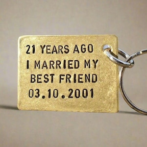 21 jaar geleden trouwde ik met mijn beste vriend 21e verjaardag messing sleutelhanger Leuke cadeaus voor man vrouw traditionele gepersonaliseerde sleutelhanger handgemaakt