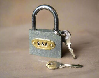 Customised  PADLOCK Cute Wedding Gifts Anniversary 2 KEYS Love Engraved Boyfriend Girlfriend Engagement Love Personalised PADLOCK