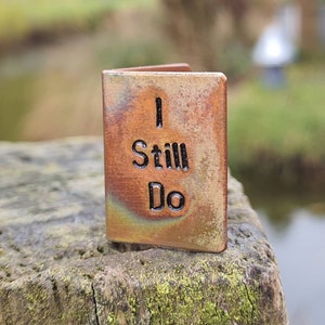 I Still Do - Biglietto d'auguri in miniatura con timbro a mano per l'ottavo anniversario di matrimonio, biglietto minuscolo realizzato a mano, personalizzato, marito e moglie, amore in bronzo